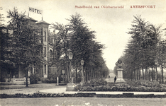 13055 Gezicht in de Koninginnelaan te Amersfoort uit het noordoosten; met links de voorgevel van het Hotel Bellevue ...